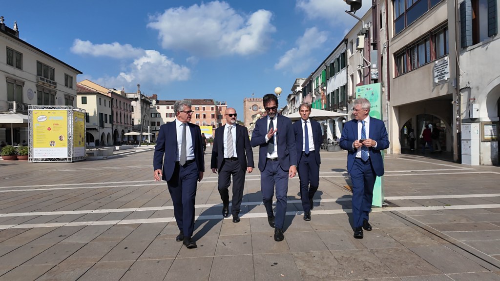 Luca Burighel con alcuni colleghi in piazza a Mestre