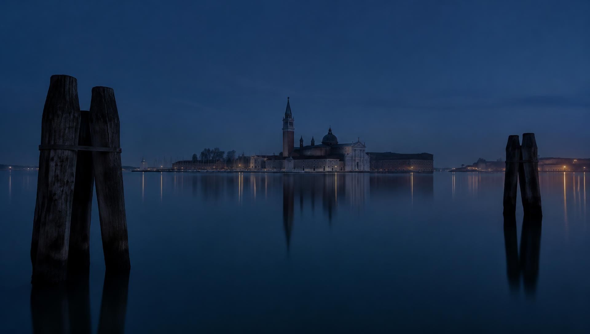 La laguna di Venezia all'ora blu, con San Giorgio Maggiore all'orizzonte